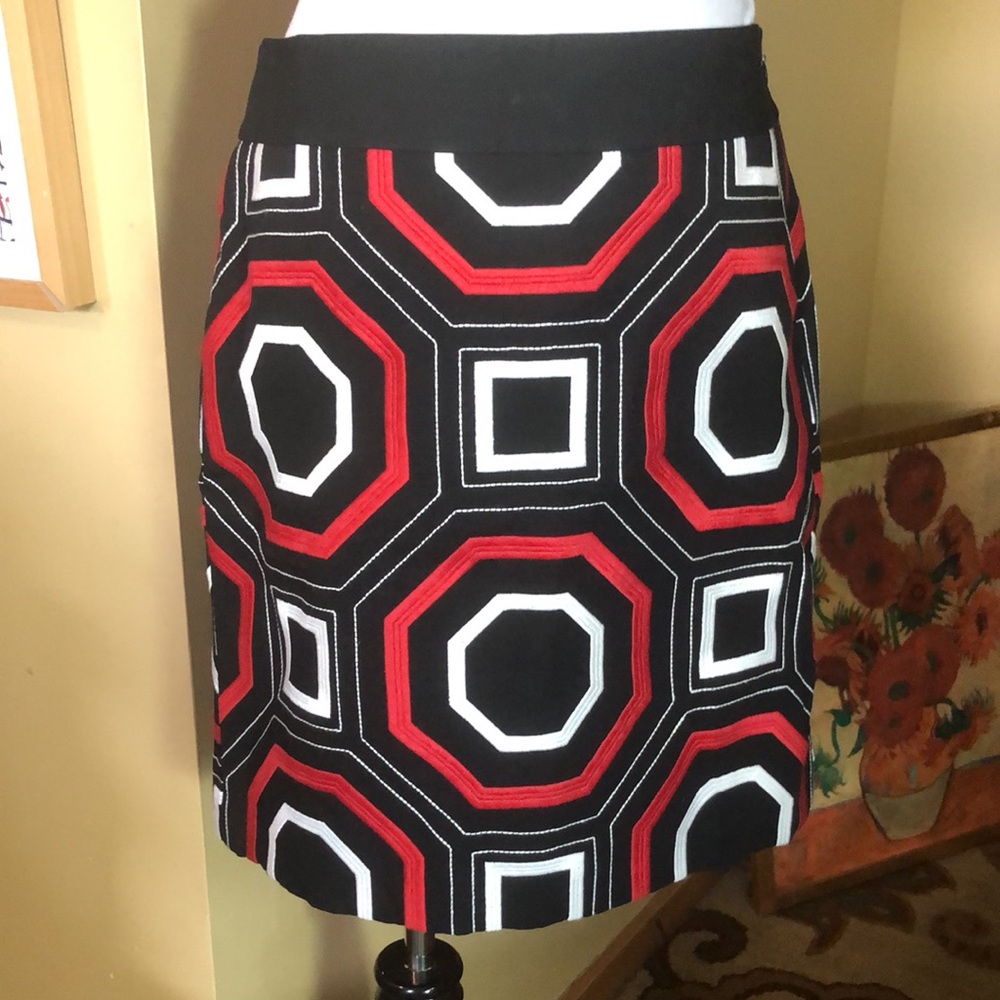 ANN TAYLOR Size 8P Geometric Embroidered Square Octagon 
Fully lined Classic NEW